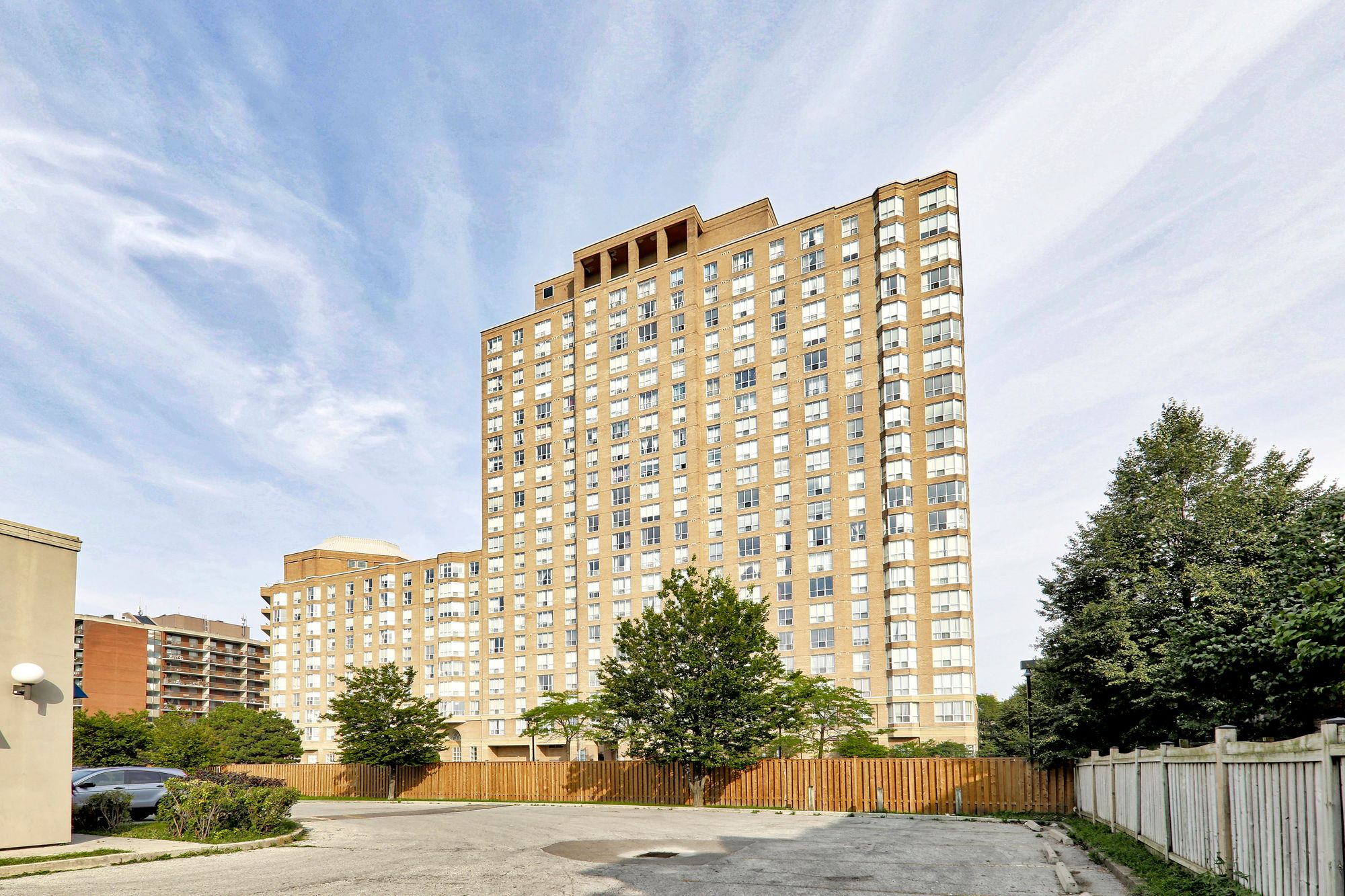 21 Overlea Blvd. This condo at Jockey Club is located in  East York, Toronto - image #1 of 6 by Strata.ca