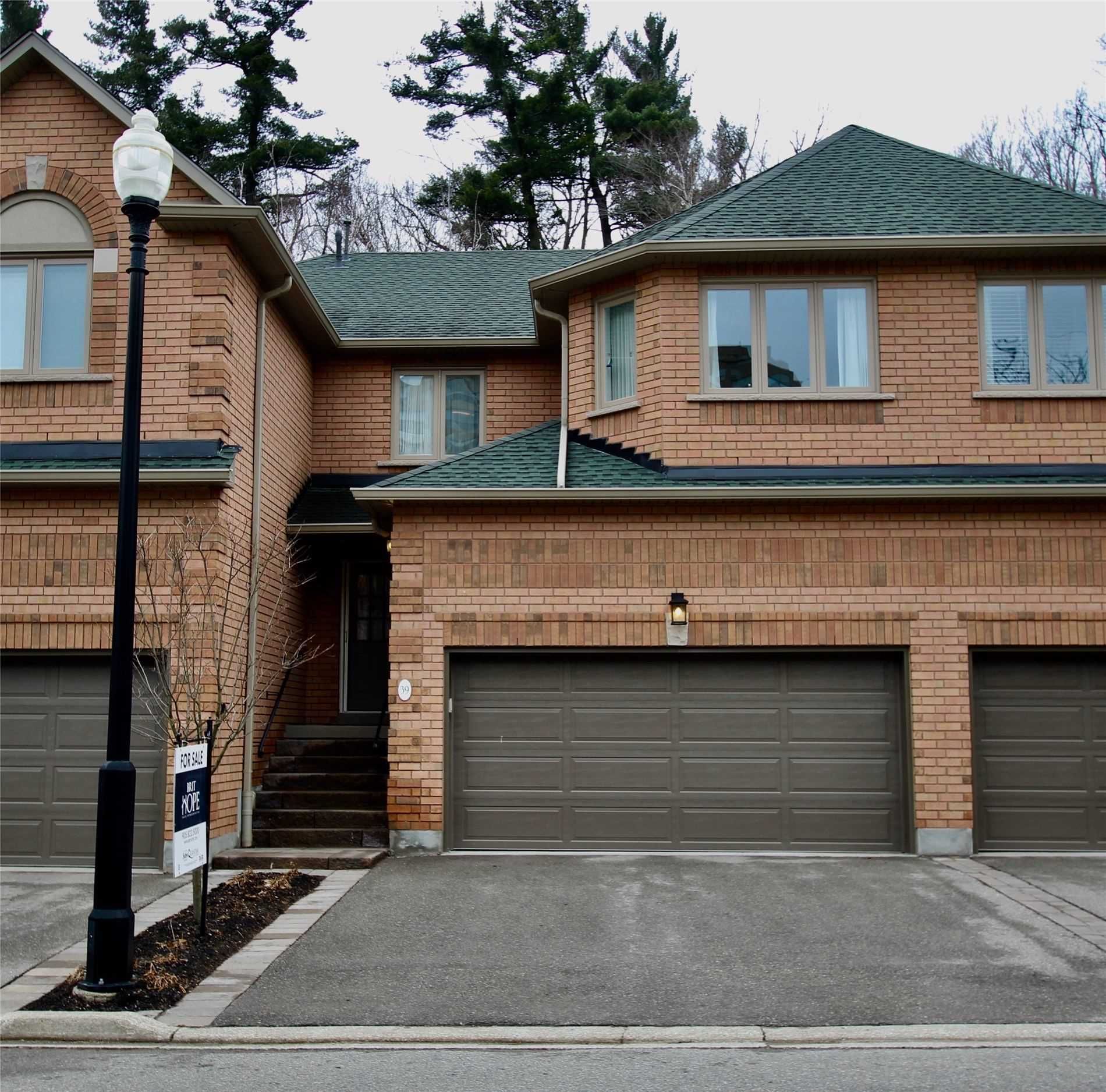 1905 Broad Hollow Gate. This condo townhouse at Townmanors of Sawmill Valley is located in Erin Mills, Mississauga